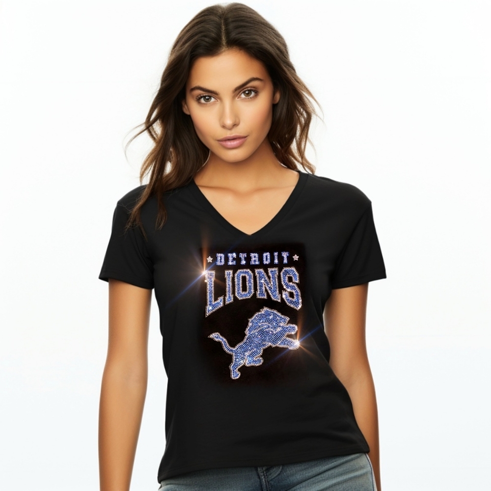New Detroit Lions Women's V-Neck Relaxed T-shirt all sizes